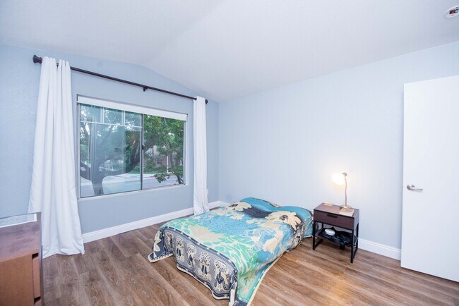 Building Photo - Beautiful Townhouse in the desirable Anaheim Packing District!