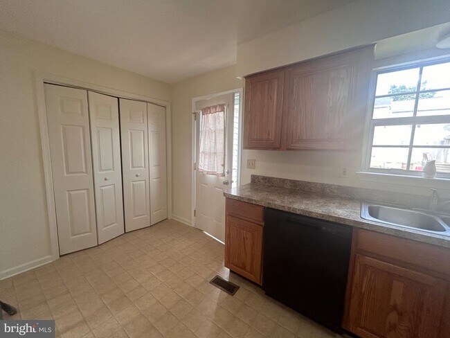 Building Photo - 222 Waterford Ln