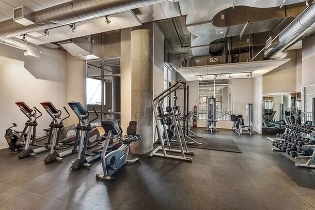 Building Photo - 900 N Kingsbury St