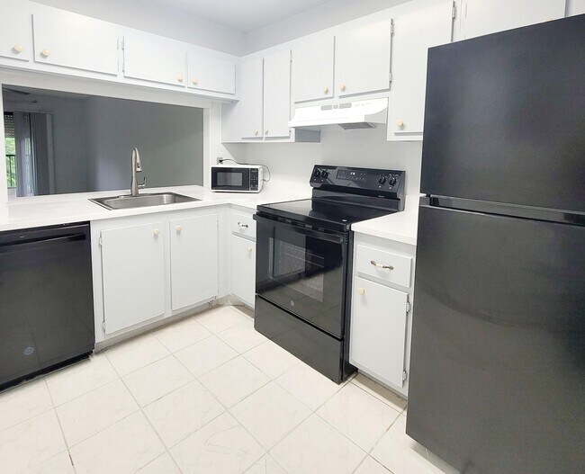 Building Photo - 15702 E Waterside Cir