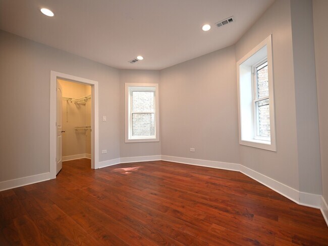 Building Photo - 1630 W Thorndale Ave