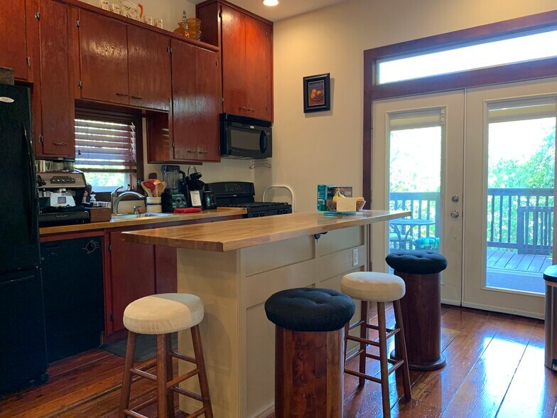 Common area. Fully equipped kitchen. Hip area with iconic venues within walking distance. - 905 Prospect Ave