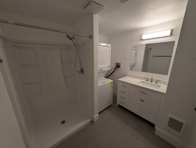 Building Photo - Federal Way One Bedroom Available Now! ALL...