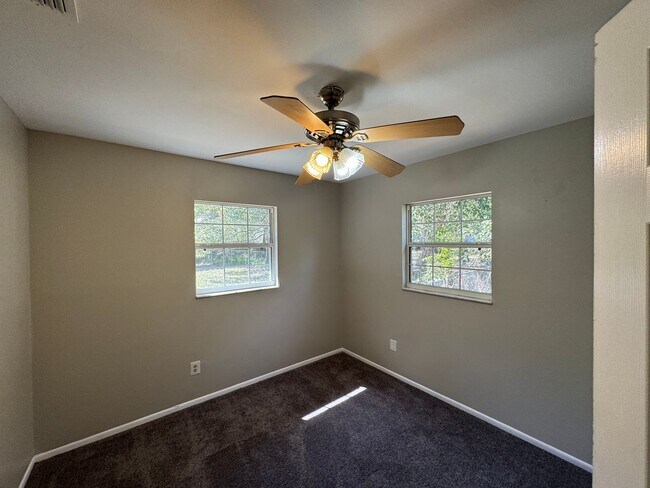 Building Photo - Charming 4 Bedroom, 1 Bathroom Home in Orange City!!