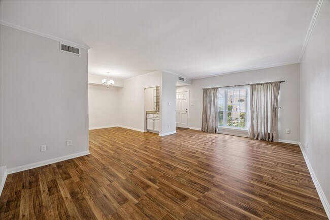 Building Photo - 600 Wilcrest Dr