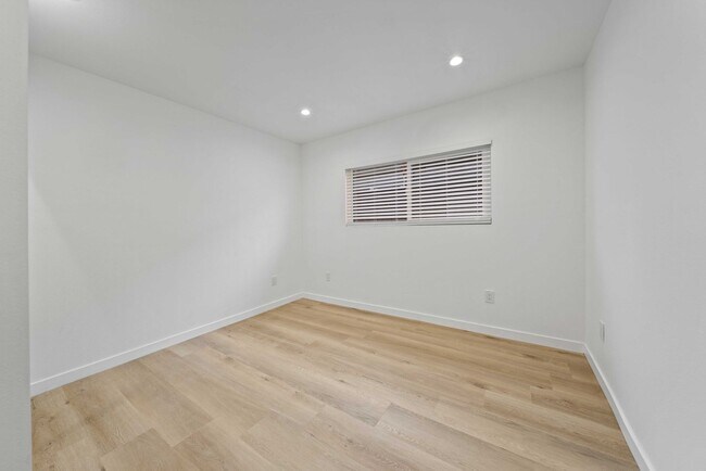 Building Photo - 11946 Aneta St