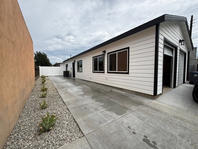 Building Photo - 323 S Kroeger St