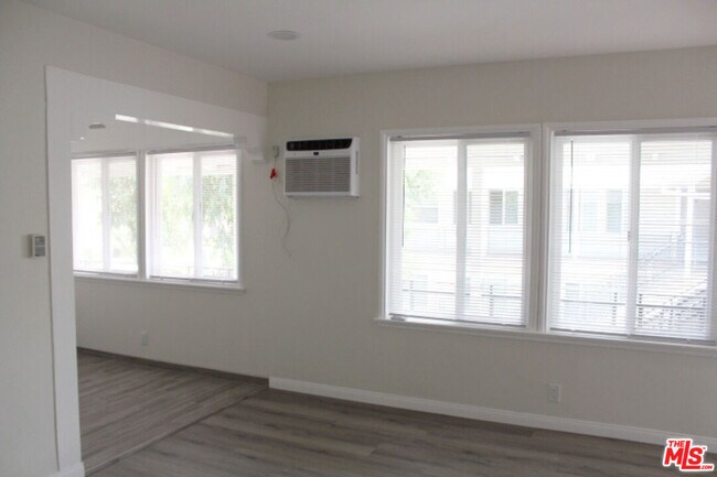 Building Photo - 182 W Elmwood Ave
