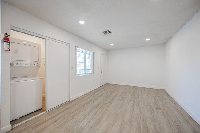Building Photo - 719 N 12th Ave