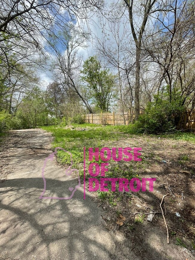 Building Photo - 3 BEDROOM 1 BATH BUNGALOW FREE PRE-SCREEN