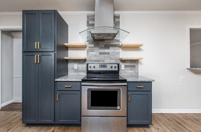 Building Photo - Renovated 3 Bed / 2 Bath Brick Home with 2-Car Garage & Fenced Yard in North Temple