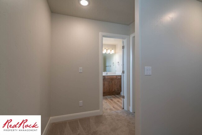 Building Photo - 493 N 550 W