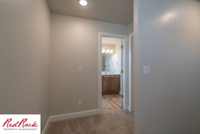 Building Photo - Newer Townhome in Hurricane Heights