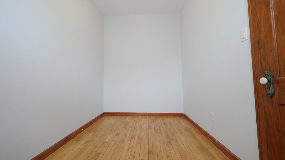 Building Photo - 1422 N Maplewood Ave