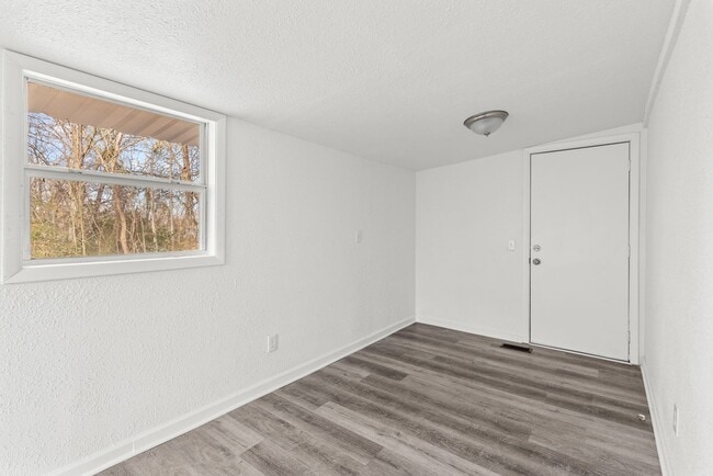 Building Photo - Cozy and Newly Renovated 3 Bedroom 2 Bath ...