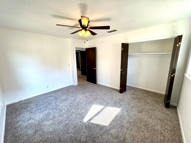 Building Photo - 3207 Cromwell Dr