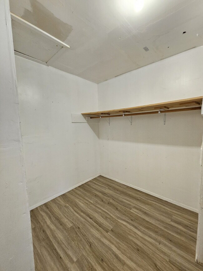 Building Photo - 2 bed/1 bath duplex with flex room- 2 WEEK...