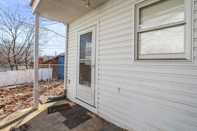 Building Photo - 2 Bedroom, 1 Bath, Central Air Conditioning, Washer Dryer in unit.