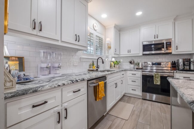 Building Photo - 605 Waverly Rd