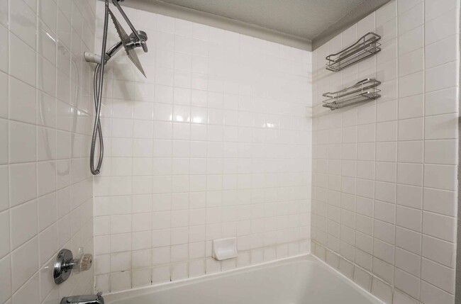 Building Photo - 1 bedroom Condo unit that is the perfect p...