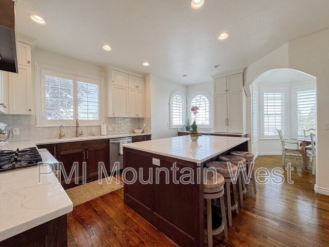 Building Photo - 49 E Fairway Dr