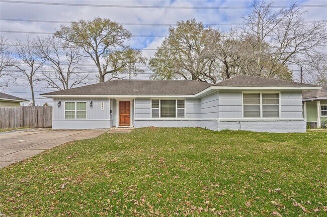 Building Photo - 4810 Saxon St