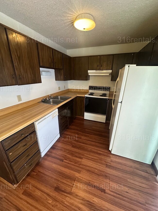 Building Photo - $875 - 2 bed 1.5 bath - Duplex within walking distance from Walmart