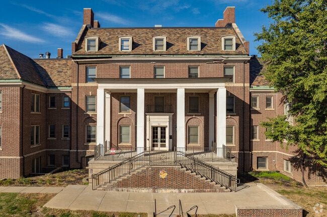 Entrance - Hawthorn Hill Apartments