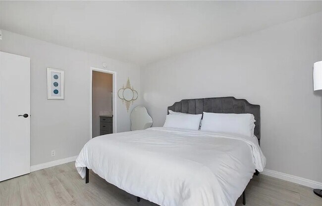 Building Photo - Condo for Rent with View