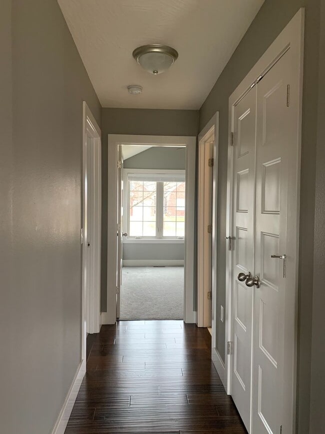 Building Photo - Beautiful Open Layout 3 Bedroom 2 Bath 3 C...