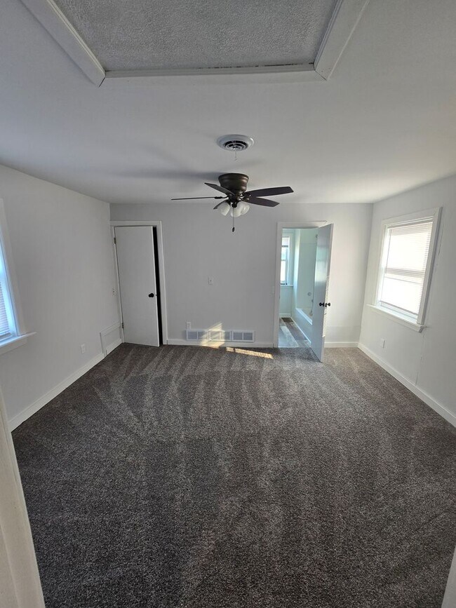 Building Photo - Beautiful 4 bed / 2 bath with garage and fenced yard on north side!