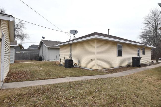 Building Photo - 3042 Hamlin Ave