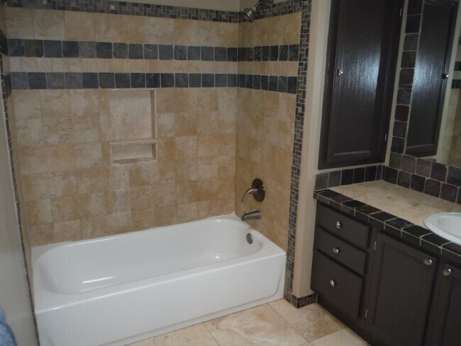 Building Photo - Cute 3 Bedroom Condo w/ Bonus Room - Walki...