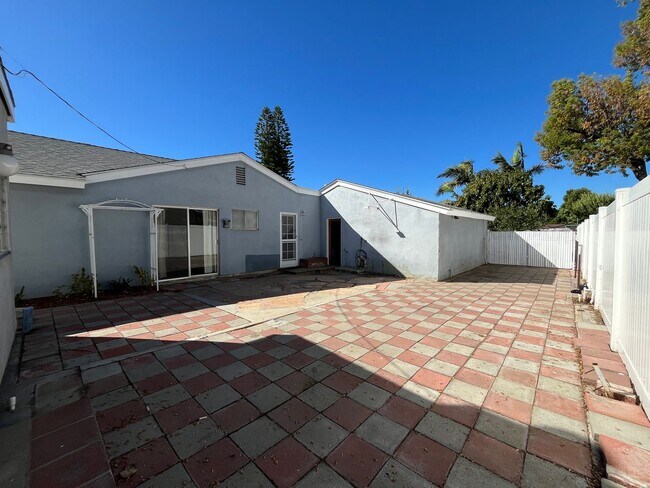 Building Photo - Simi 2+1.5 w/bonus room, RV parking + grea...