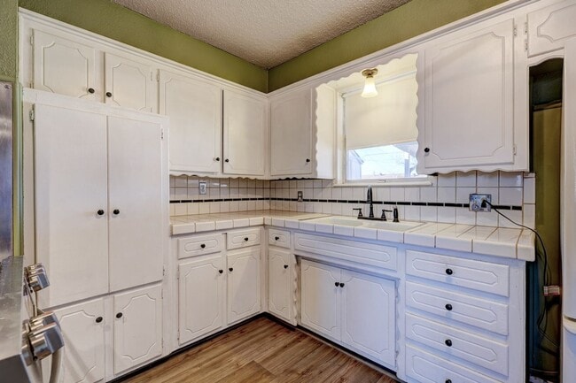 Building Photo - Charming 3 Bed 2 Bath  - Moore, OK