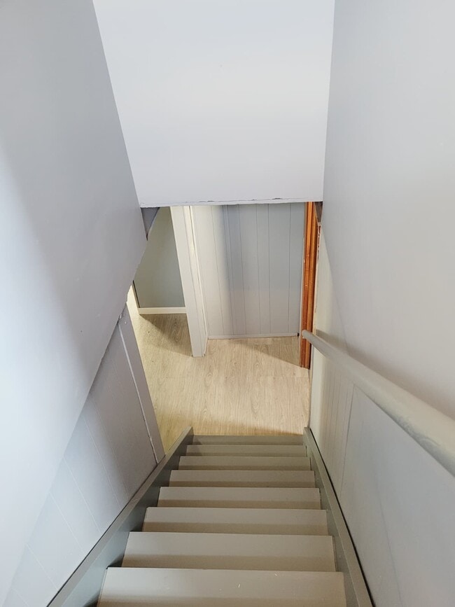 Building Photo - 1320 N Broadwell Ave