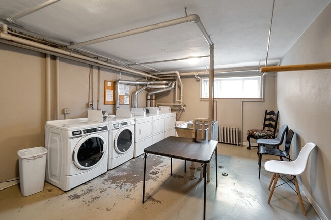 Building Photo - Large two Bed / One bath condo in great Art deco building near Washington park.