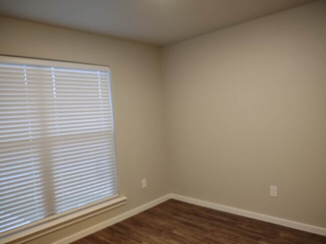 Building Photo - 2121 N Jayton Ave