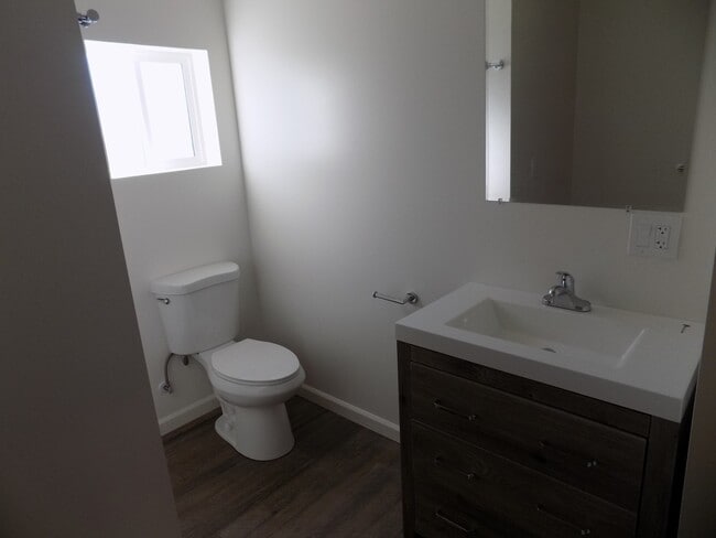 Building Photo - 184 Highland Dr