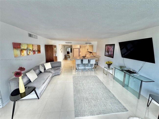 Building Photo - 3051 S Palm Aire Dr
