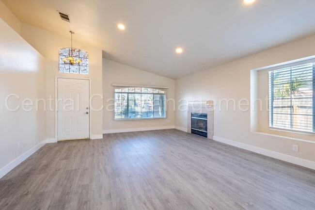 Building Photo - 3 Bedroom/2 Bath Home in the Southwest - $2295 Per Month!