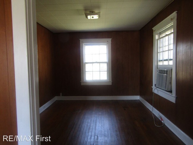 Building Photo - 2 br, 1 bath House - 303 N. Houston St.
