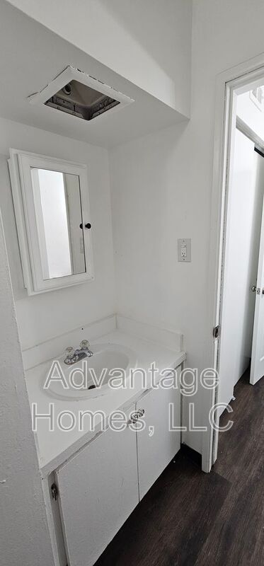 Building Photo - 911 N 70th Terrace