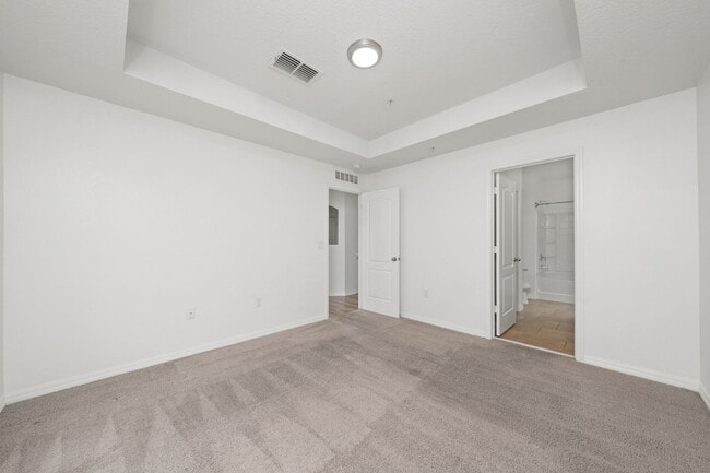 Building Photo - Elegant 2 bedrooms/2 bath condo located in St. Cloud with 1-Car garage