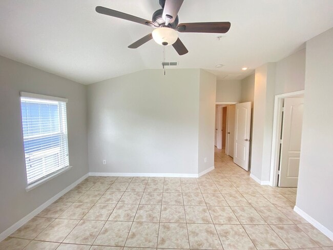Building Photo - Gated Community!  Carter Glen Community 3/...