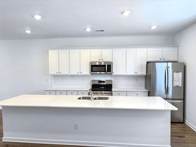 Building Photo - 4-Bedroom Home with Scenic Views and Conve...