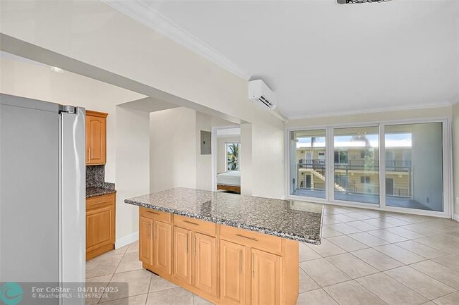 Building Photo - 1041 Hillsboro Mile