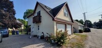 Building Photo - Charming Over-the-Garage Studio Apartment