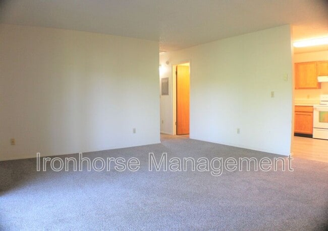 Building Photo - 809 W Villard St