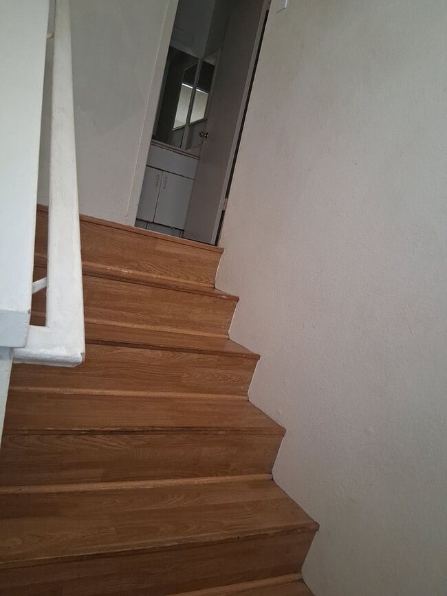 Building Photo - 3 bdroom, 2.5 bath